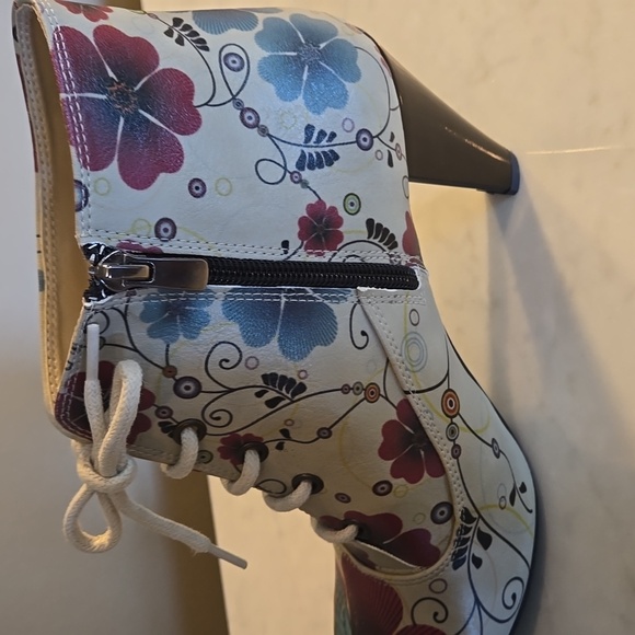 Goby Shoes - Floral High Heel Butterfly Boots - Picture 6 of 7